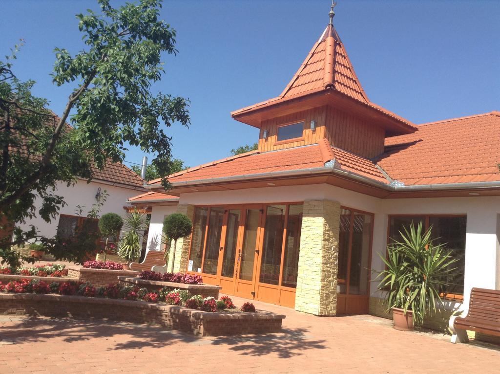 דירות Tiszabecs Bornemisza Kuria מראה חיצוני תמונה